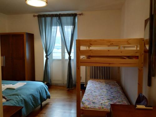 安圭拉萨巴齐亚多莫斯安古拉利亚住宿加早餐旅馆的一间卧室设有两张双层床和一扇窗户。