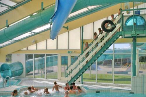 卡兰茨奥赫CS 34 - Vakantiepark Callassande的一群人在带滑梯的游泳池里