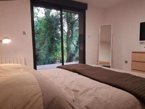 WailLe Domaine de Wail - Legends Resort的一间卧室设有一张大床和大窗户