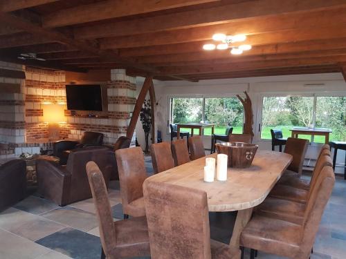 WailLe Domaine de Wail - Legends Resort的一间带木桌和椅子的用餐室