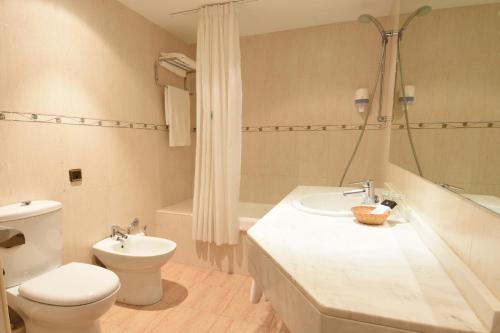 维耶拉图卡瑞沃酒店的白色的浴室设有卫生间和水槽。