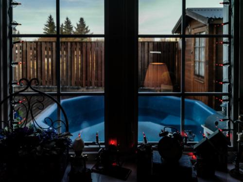 凯夫拉维克豪华努潘住宿加早餐旅馆的透过窗户可欣赏到游泳池的景色