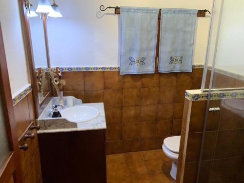 埃尔帕索Villa de Taburiente的一间带水槽和卫生间的浴室
