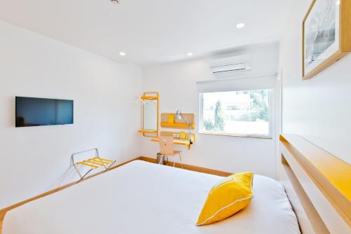 班加罗尔bloomrooms @ City Centre的白色的客房设有床和窗户。