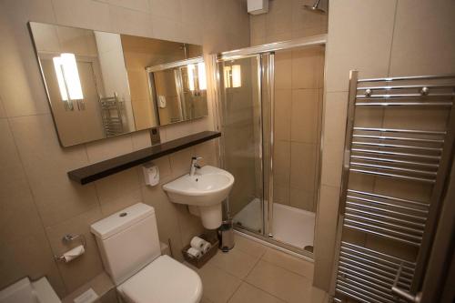 斯通黑文The Marine Hotel的浴室配有卫生间、盥洗盆和淋浴。