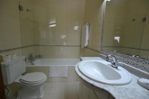 普拉多Quinta de São Bento的浴室配有盥洗盆、卫生间和浴缸。