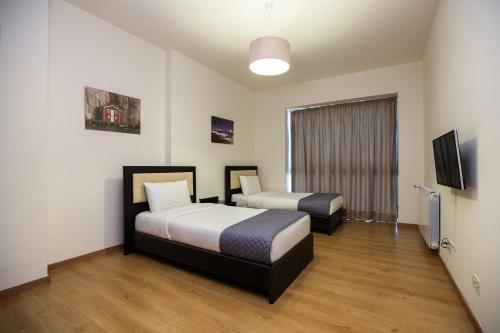贝鲁特坎塔里公寓的酒店客房设有两张床和一台平面电视。