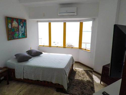 萨尔瓦多Total vista mar Gamboa de Cima的一间卧室设有一张床和一个大窗户