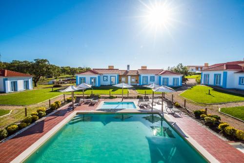 Abela吉斯托山 - 坎普之家SPA酒店的游泳池在房子里的形象