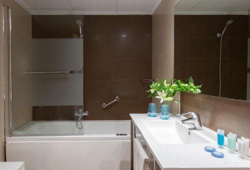 贝尼多姆赫利奥斯酒店的一间浴室