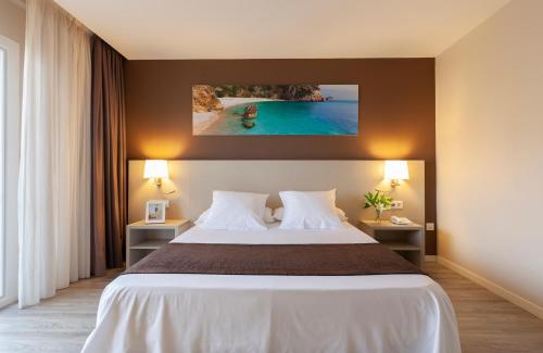 贝尼多姆贝尼多姆赫利奥斯酒店的酒店客房设有一张床,享有海景。