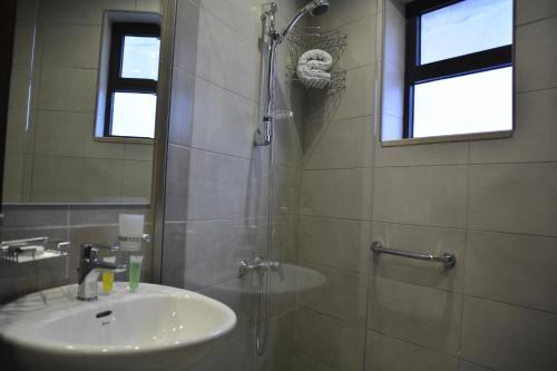 安曼سما عمان للشقق الفندقية Sama Amman Hotel Apartments的一间带水槽和淋浴的浴室