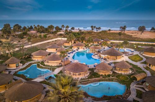科洛里Bamboo Village Resort的享有度假胜地的空中景致,设有2个游泳池