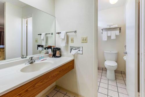 巴斯托66号历史之路伊克诺旅店的一间带水槽和卫生间的浴室