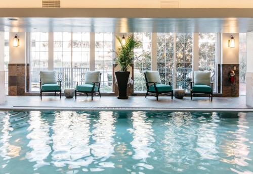 查塔努加The Read House, Downtown City Center的酒店大堂设有游泳池、椅子和窗户