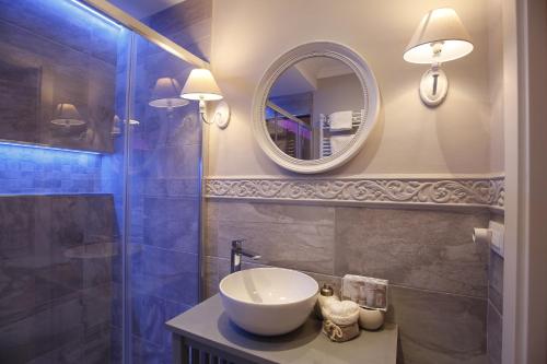 里米尼Luxury Suite的一间带水槽和镜子的浴室
