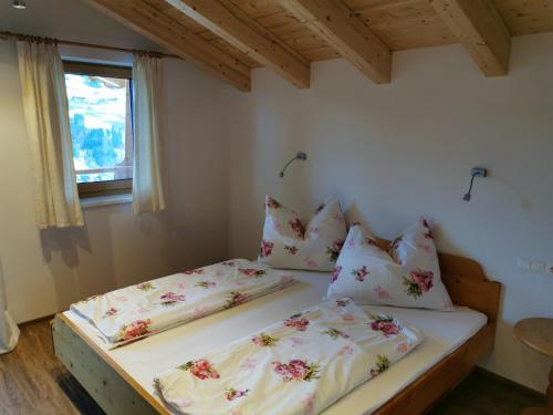 奥贝劳s' Riedlhof Zuhäusl的小型客房 - 带2张床和窗户