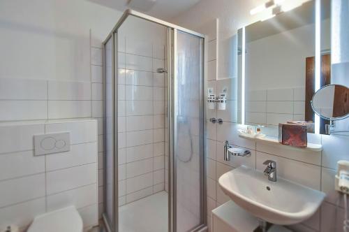 费马恩Hotel Sonneninsel Fehmarn的带淋浴和盥洗盆的浴室