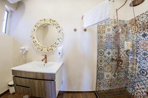 索非亚Sofia Vintage Life Apartment的一间带水槽和淋浴的浴室
