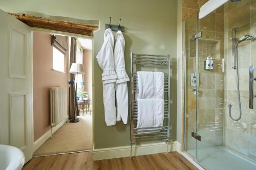 科舍姆梅休因阿姆斯宾馆的带淋浴、卫生间和淋浴的浴室