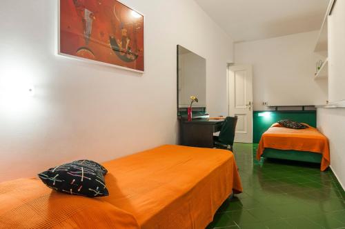 斯佩隆加Casa Vacanza Kair Trilo 223的酒店客房配有两张床和一张书桌