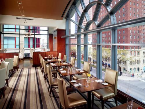 Omni Chicago Hotel餐厅或其他用餐的地方