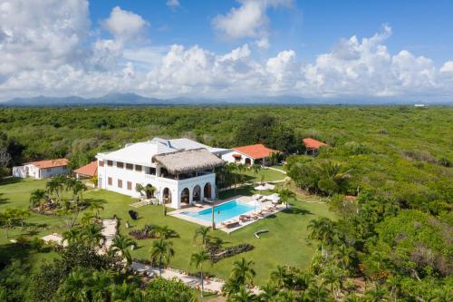 蓬塔卡纳Selectum Hacienda Punta Cana的享有带游泳池的别墅的空中景致
