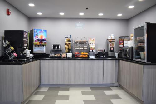 罗利温德姆不伦瑞克省麦克罗套房酒店的餐厅设有咖啡机