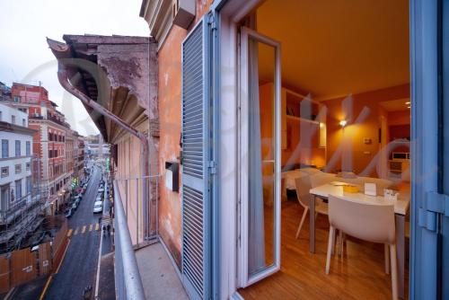 罗马Ripetta 25 Prestige Rooms的客房设有市景阳台。