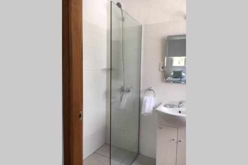 科洛尼亚-德尔萨克拉门托Apto céntrico con wifi的带淋浴和盥洗盆的白色浴室