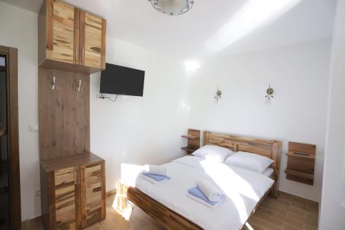 新瓦罗什Vila PARADIZO-ZLATAR, studio apartman 1的一间卧室配有带白色床单和枕头的床。
