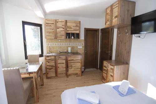 新瓦罗什Vila PARADIZO-ZLATAR, studio apartman 1的厨房配有木制橱柜、桌子和水槽。