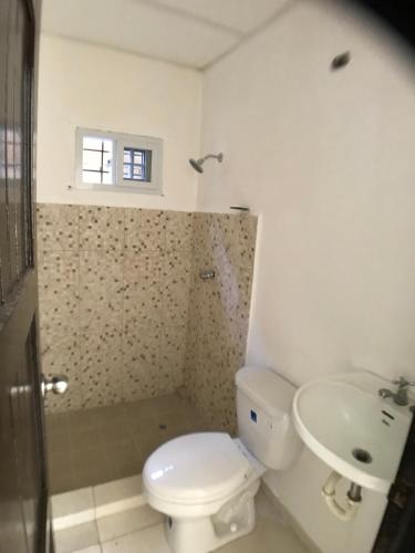 奇特雷Apartamentos Doña Amelia的白色的浴室设有卫生间和水槽。