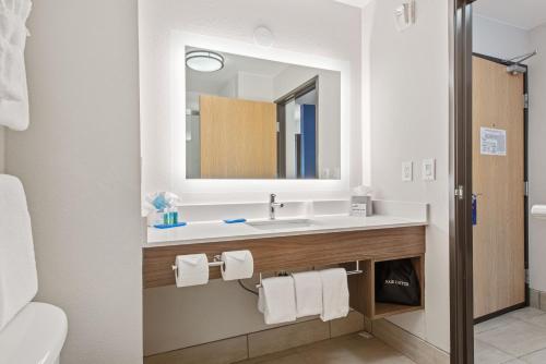西瓦利城西谷市智选假日酒店的一间带水槽和镜子的浴室