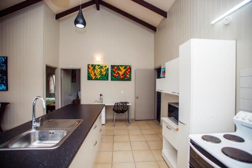 拉罗汤加尼考海滩简易别墅的厨房配有水槽和台面