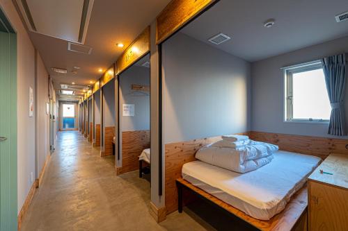 Wise Owl Hostels Kyoto客房内的一张或多张床位