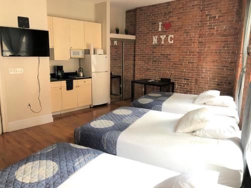 纽约曼哈顿中城一室公寓的酒店客房带两张床和厨房