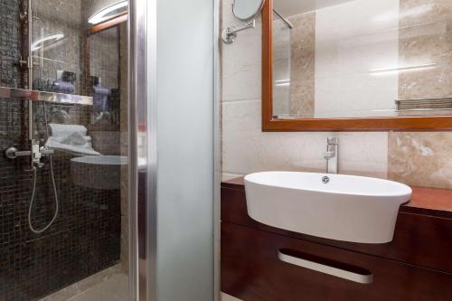 亚的斯亚贝巴Best Western Plus Pearl Addis的浴室配有白色水槽和淋浴。