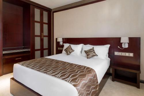 亚的斯亚贝巴Best Western Plus Pearl Addis的一间卧室配有一张大床和电视