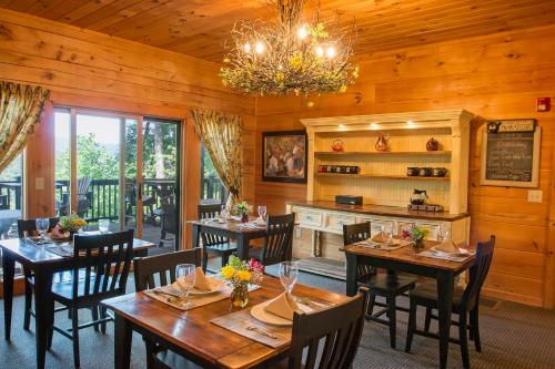 Valle CrucisLazy Bear Lodge的一间带桌椅和吊灯的用餐室