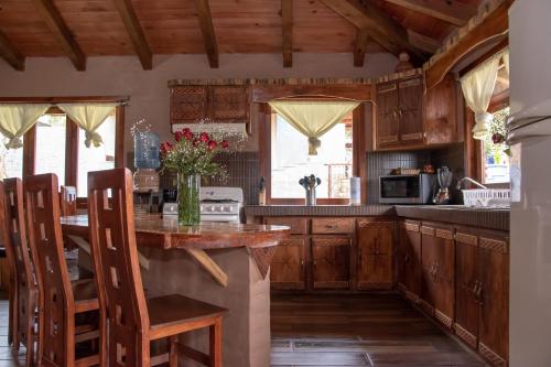 马萨米特拉Cabaña Ensueño的厨房配有木制橱柜和桌椅