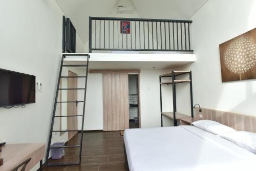 GodogNegla Beach Villa的一间卧室设有一张床、一台电视和梯子