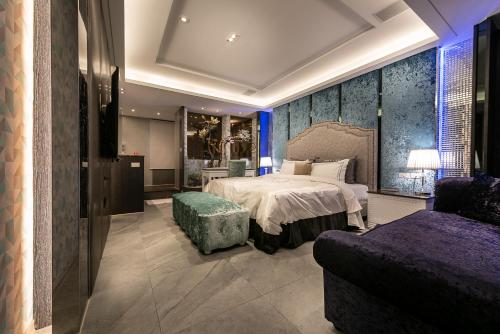 Dali水悦精品会馆的酒店客房,配有床和沙发