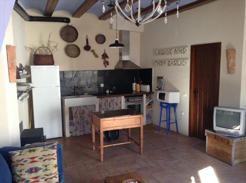 AlmedíjarCasa Rural Pico Espadan的一间带冰箱和桌子的厨房