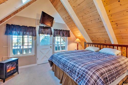 南太浩湖South Lake Tahoe Home with Deck and Mountain View!的相册照片