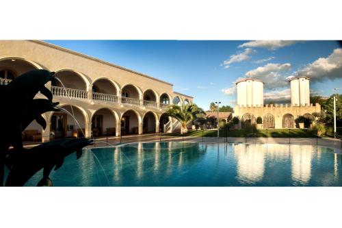 圣焦尔焦约尼科圣乔瓦尼村酒店的享有带水池的建筑景致