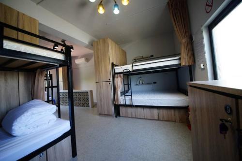 南竿报告班长2馆的客房设有两张双层床和盥洗盆。
