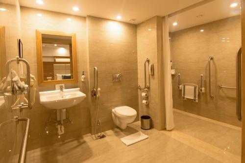 古尔冈柠檬树酒店，60区，古尔冈的一间带水槽、卫生间和淋浴的浴室
