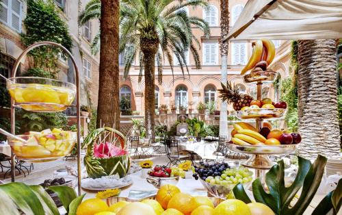 罗马旁特西斯托酒店的上面摆放着水果和蔬菜的桌子