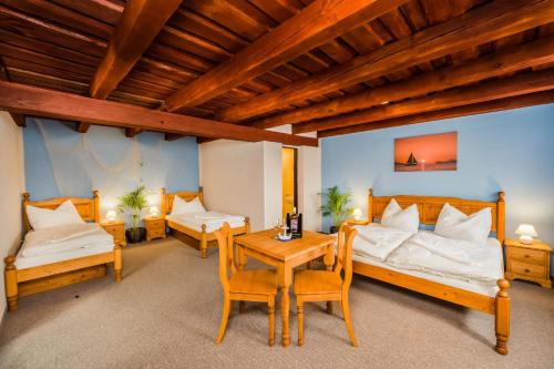 兹诺伊莫La Port的一间设有两张床和一张桌子及椅子的房间